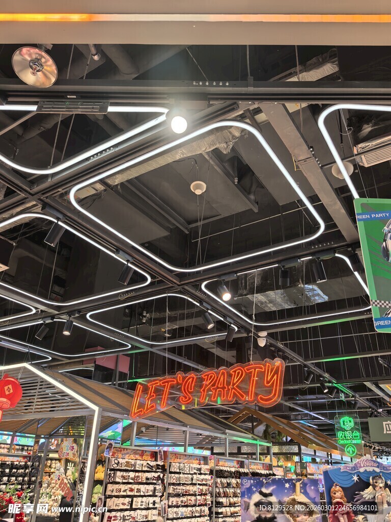 炫酷灯光下的热闹游戏厅