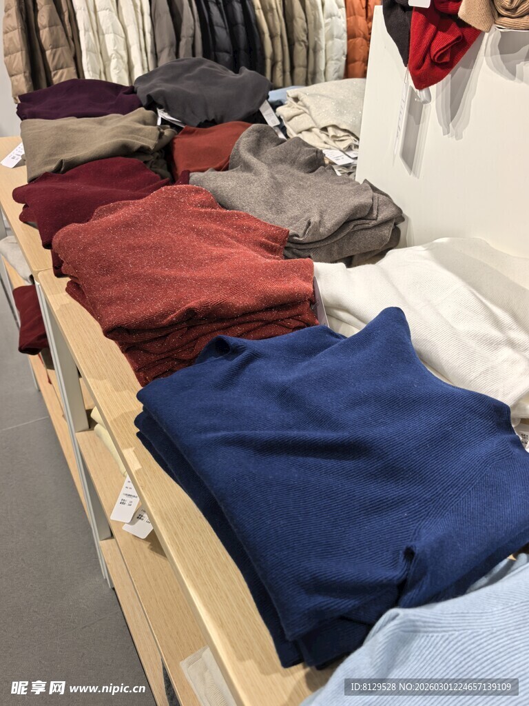 整齐摆放的多彩衣物