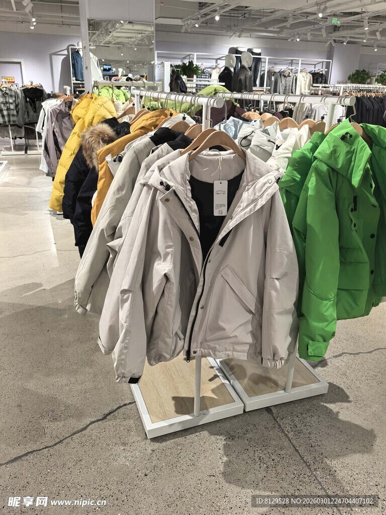 时尚服装陈列于店铺中