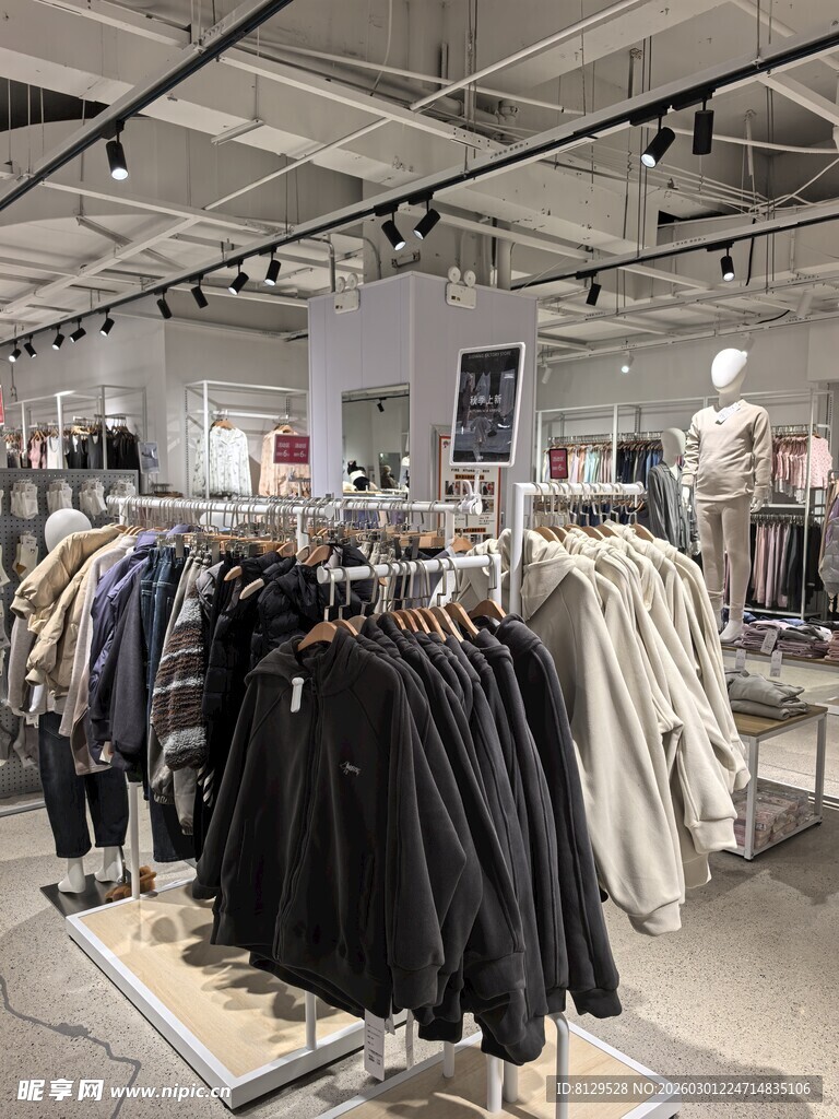 时尚服装店内部陈列展示