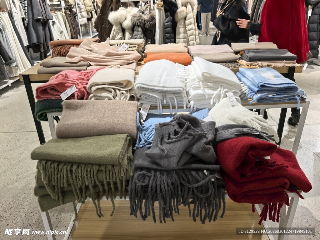 时尚围巾陈列于店铺中
