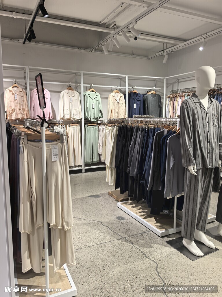 时尚服装店内部陈列展示