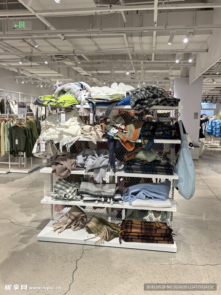 商场内衣物陈列架