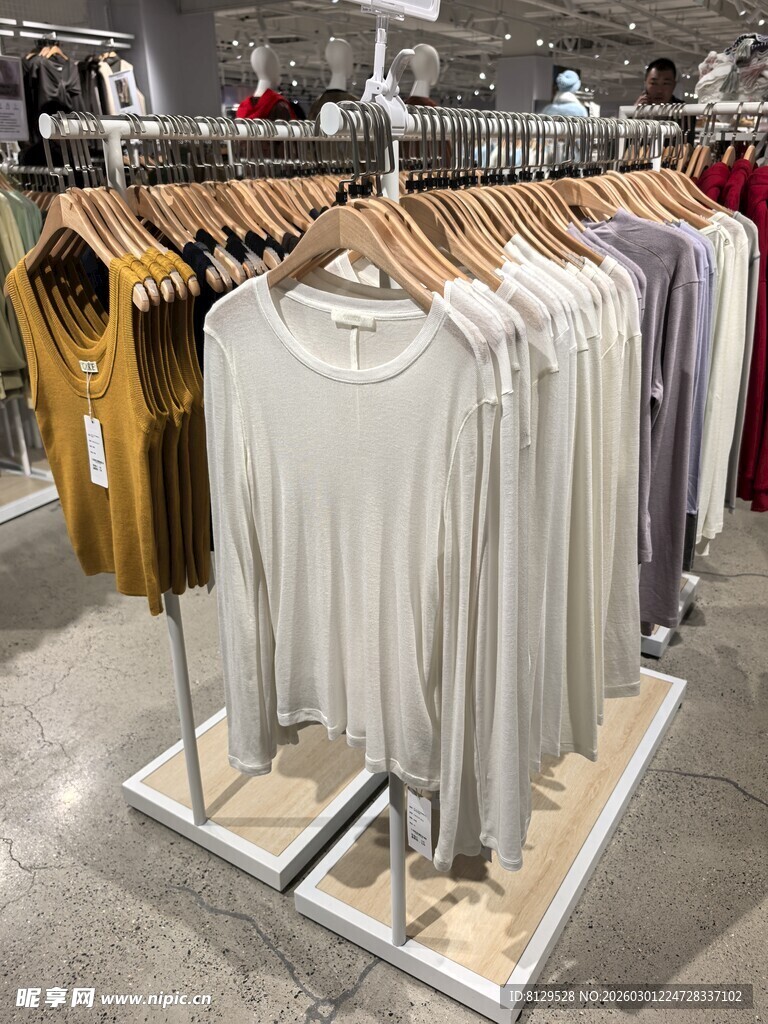 时尚服装店的多样服饰陈列