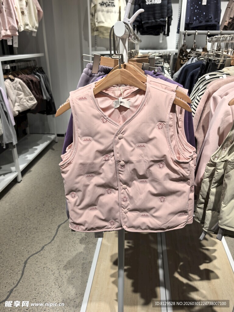 粉色儿童马甲挂于店内