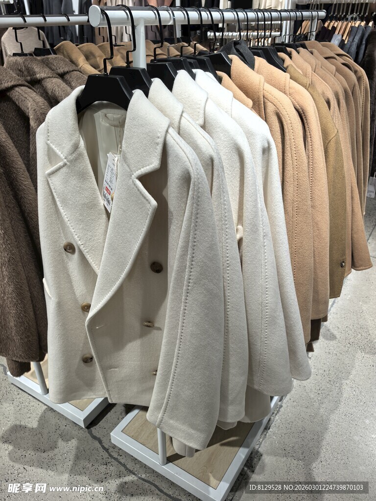 时尚大衣陈列展示