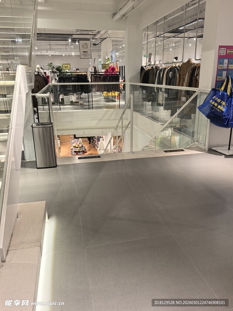 时尚服装店内部陈列场景