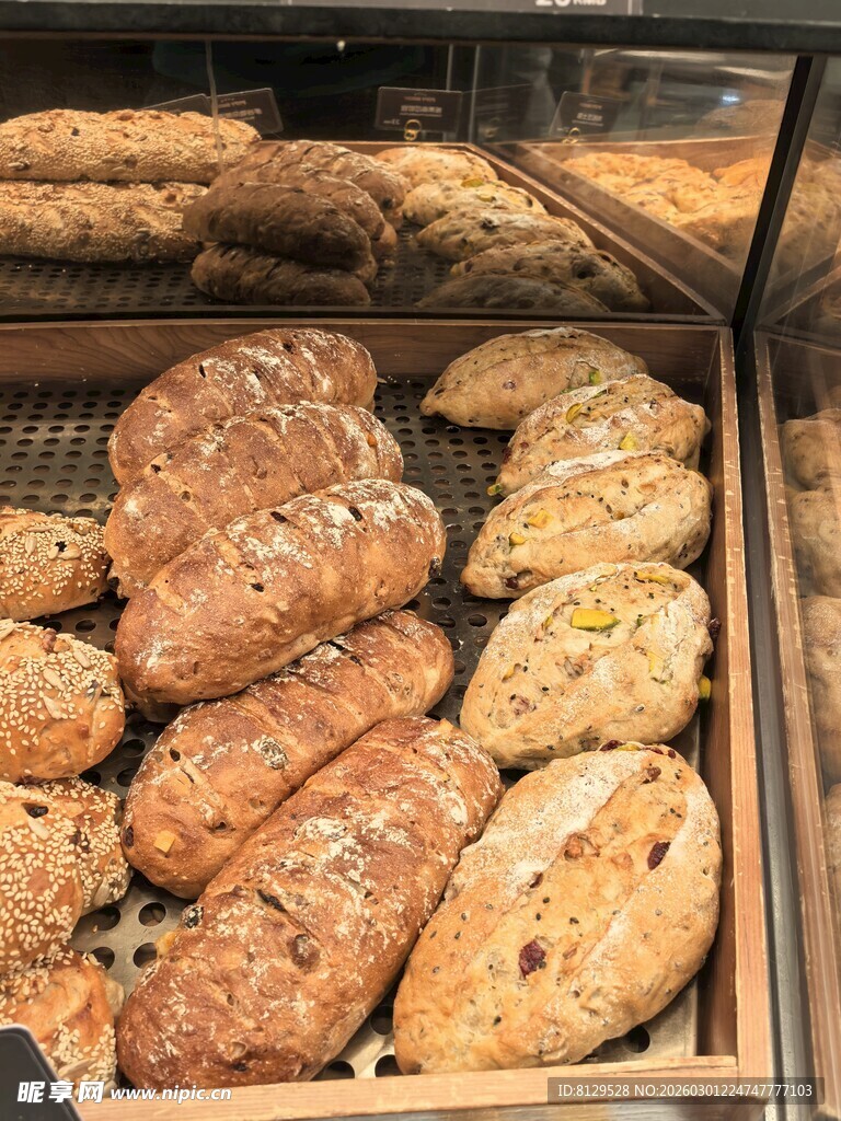 多样美味面包陈列展示