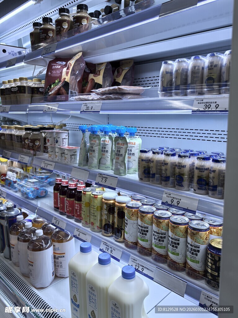超市货架上的多样饮品