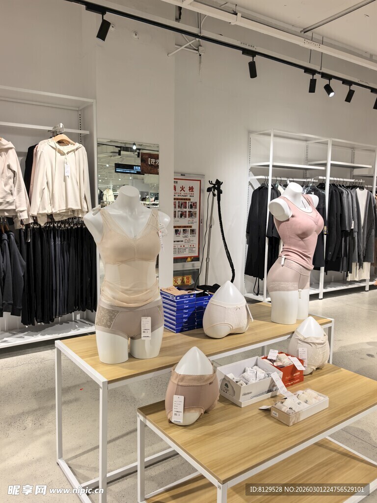 时尚服装店内部陈列展示