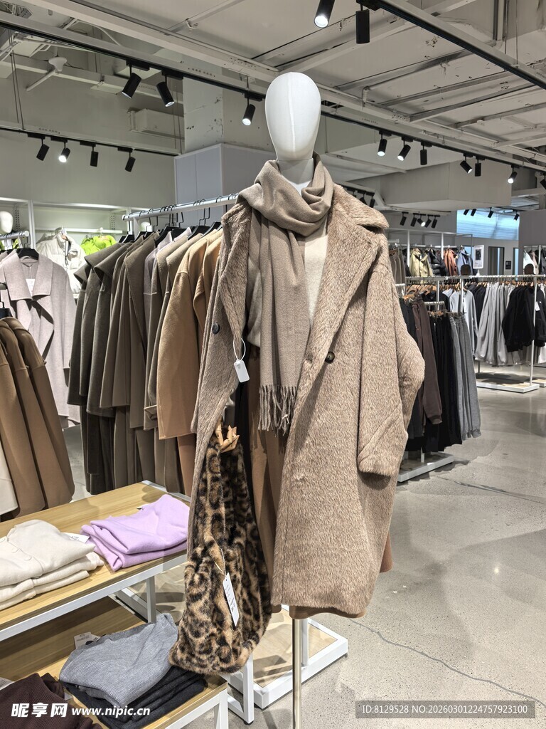 时尚服装店的秋冬服饰陈列