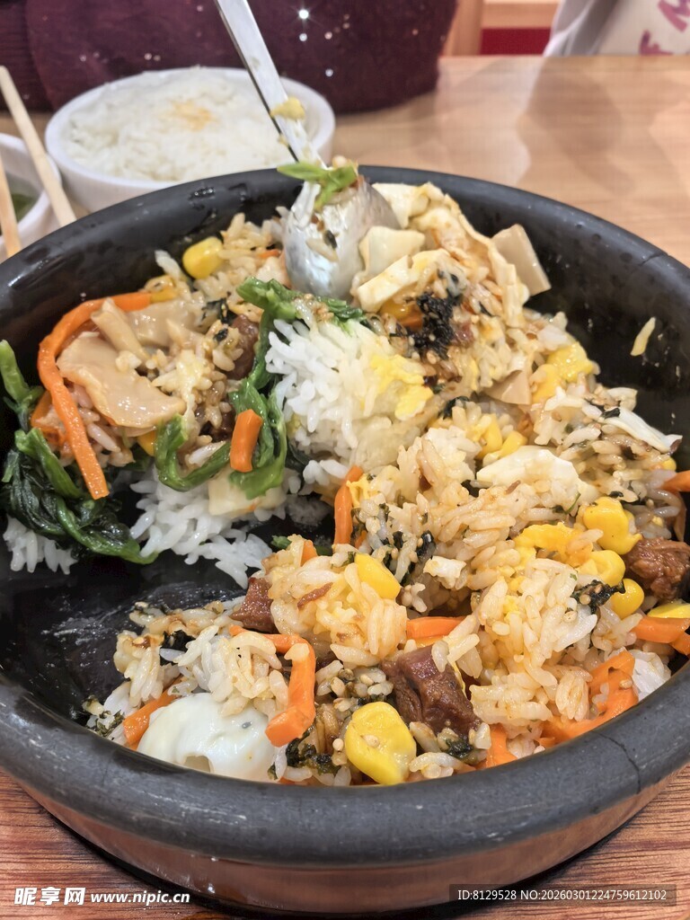 美味石锅拌饭食材丰富