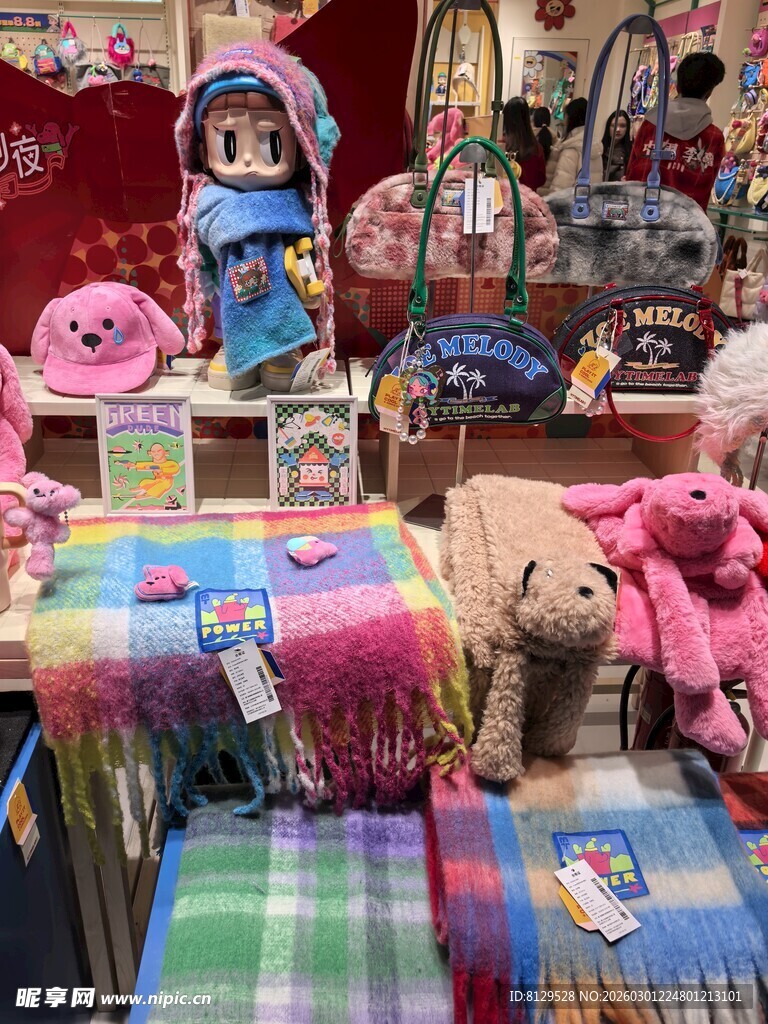 多彩手工艺品摆满摊位