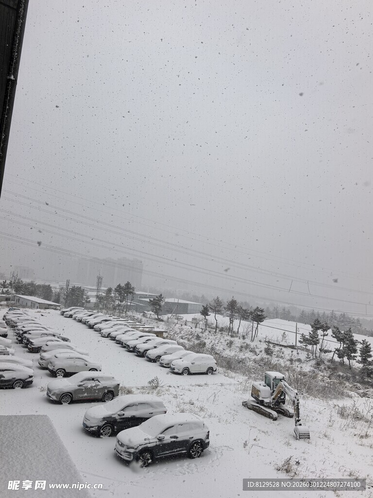 雪后停车场银装素裹