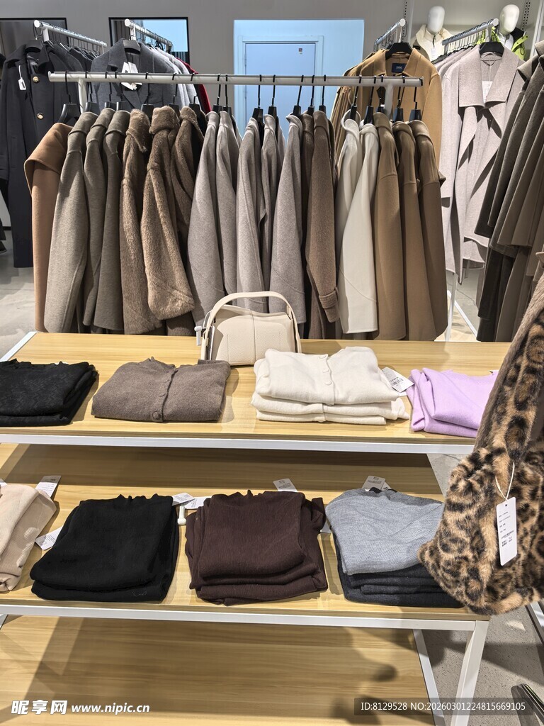 时尚衣物陈列展示