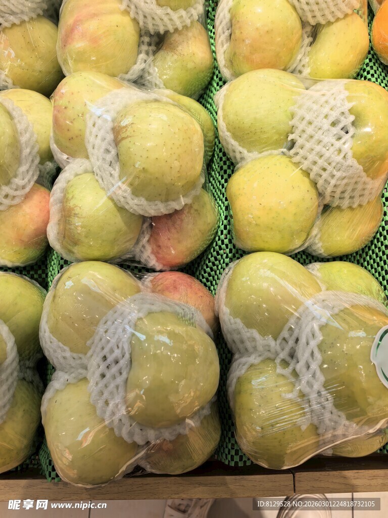 超市里堆叠的网袋包装水果