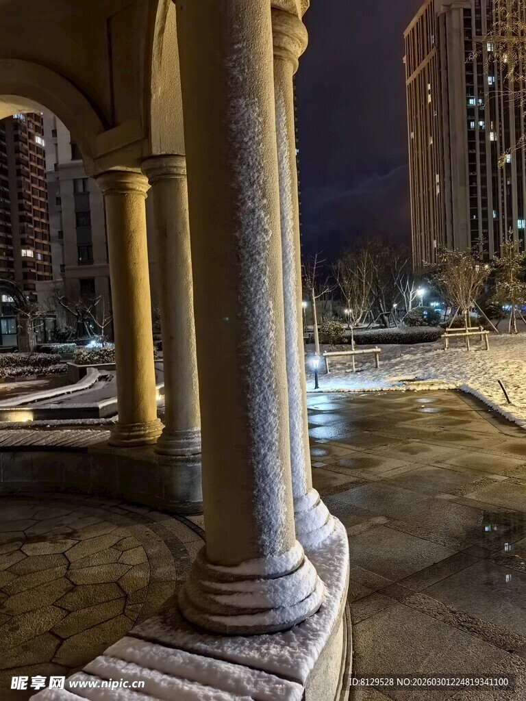 城市夜景下的古典建筑立柱