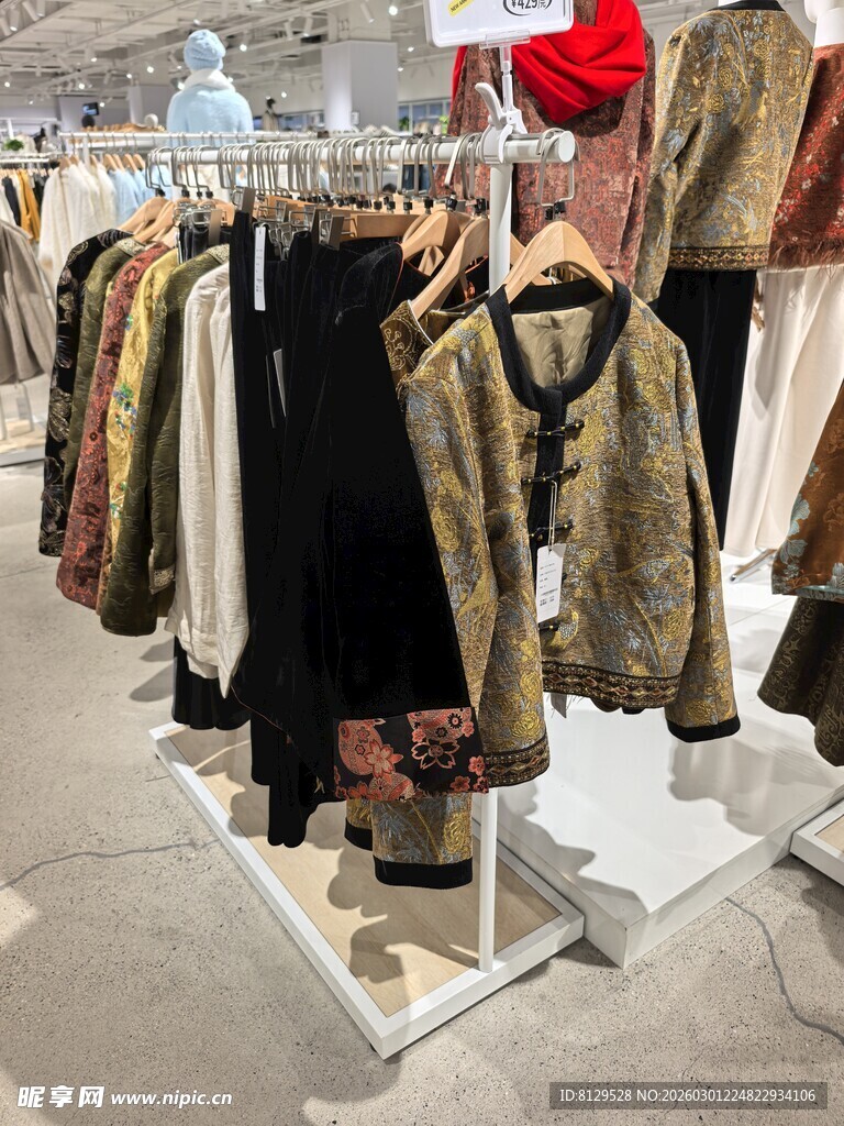 时尚服装店的多样服饰陈列