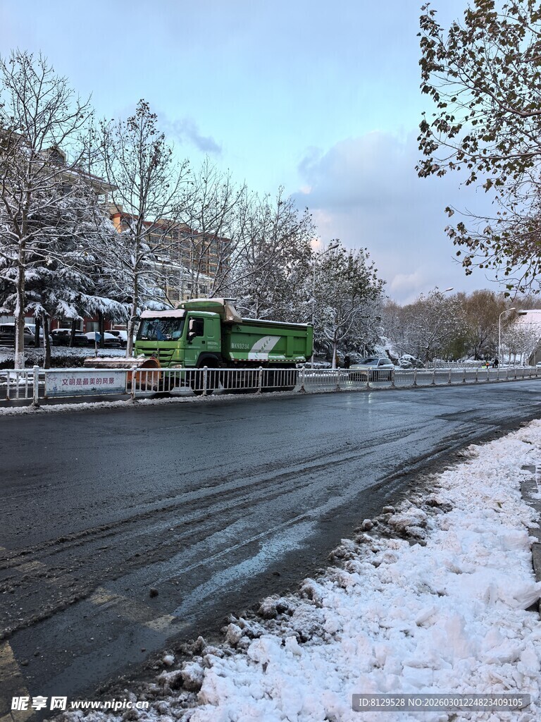 雪地中的绿色作业车辆
