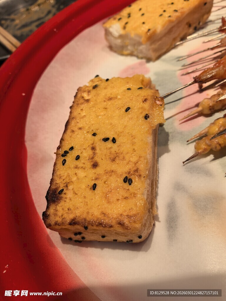 芝麻点缀的美味糕点