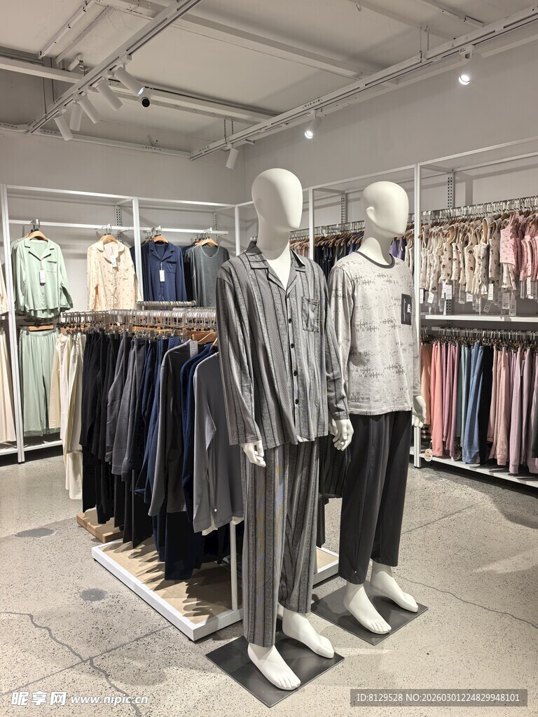 时尚服装店陈列展示