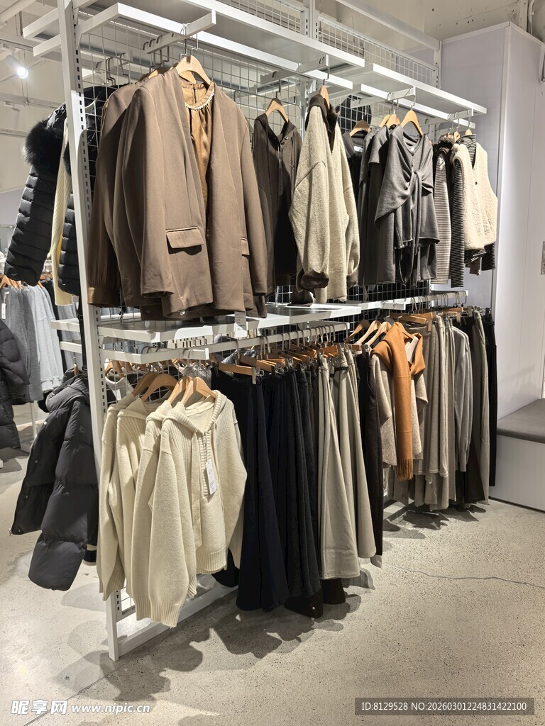 时尚服装店的多样服饰陈列