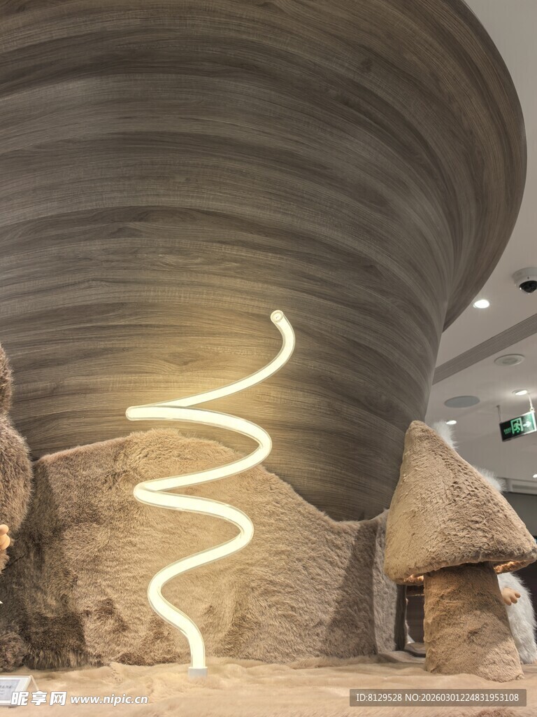 室内螺旋灯光与岩石景观