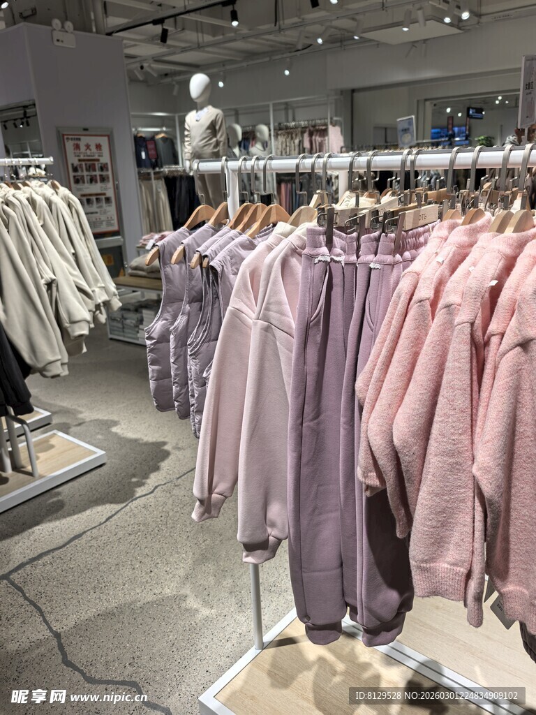 时尚服装店的多彩衣物陈列