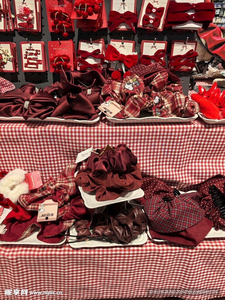 多彩布料堆叠展示