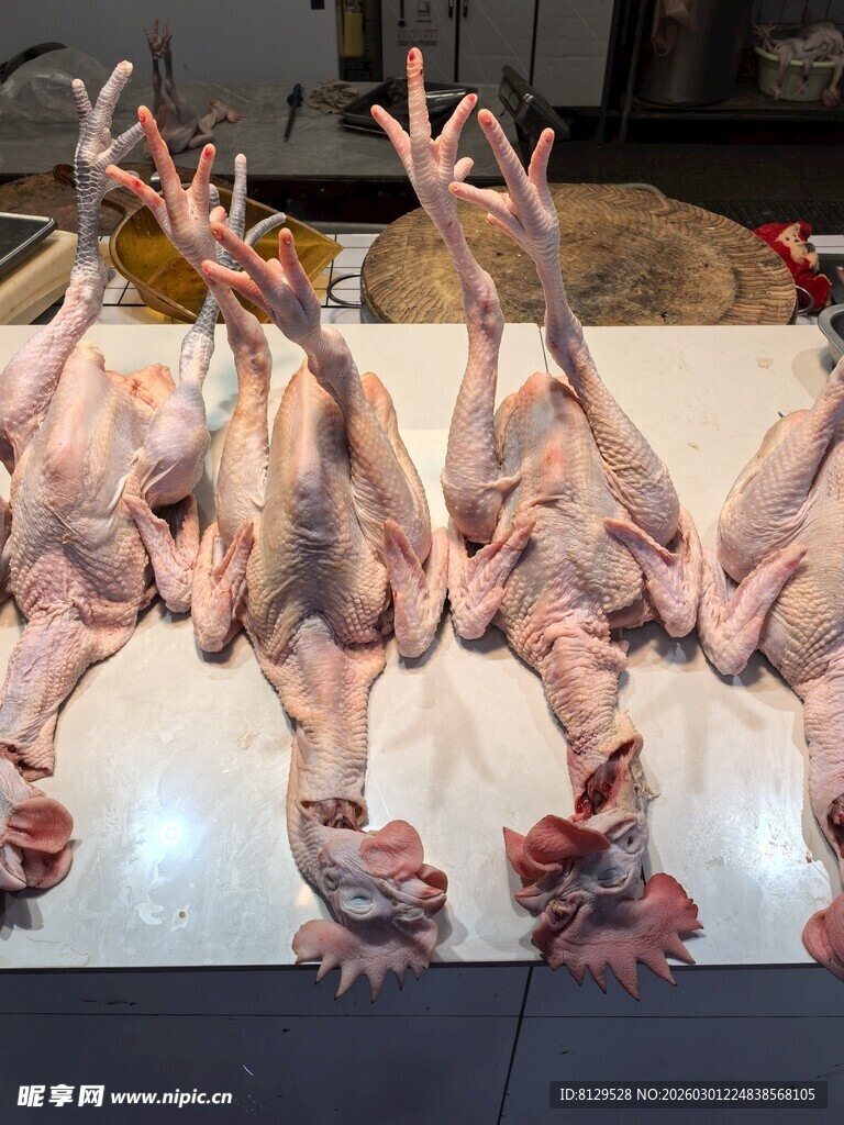 新鲜整只生鸡肉陈列