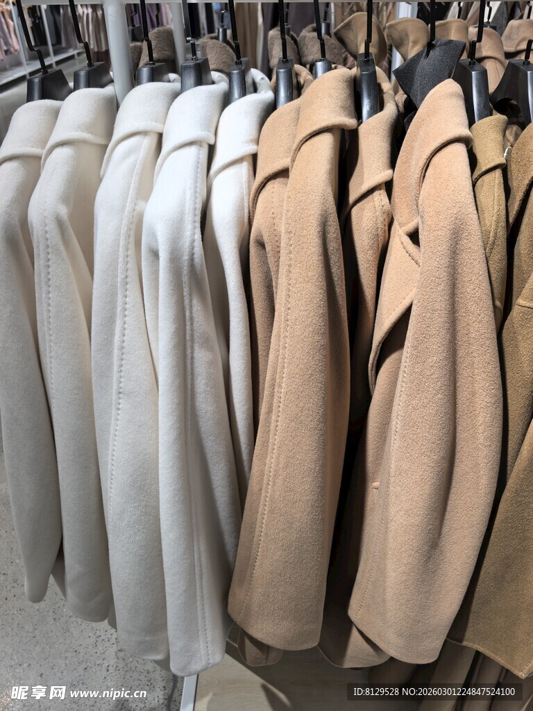 挂架上的各式时尚大衣