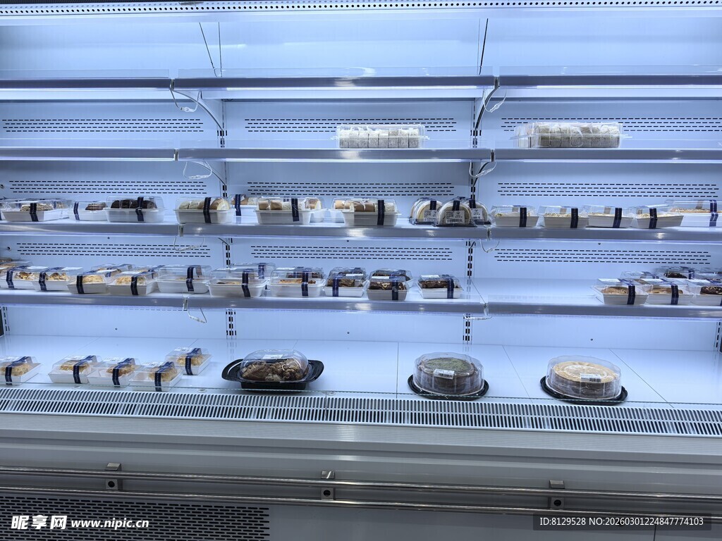 多样矿物标本展示架上陈列