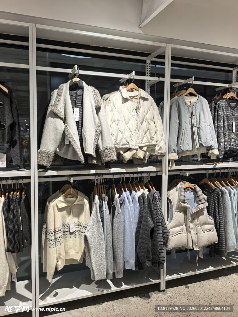 时尚衣物陈列于货架