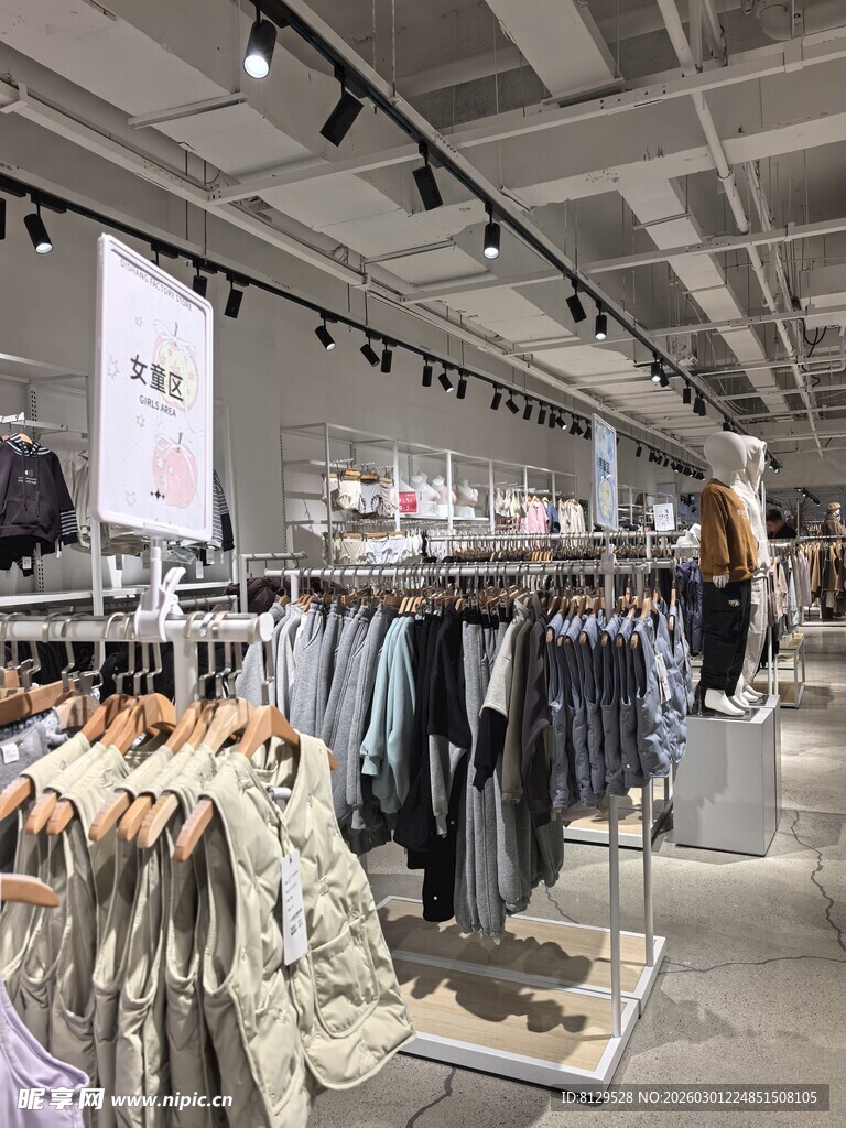 时尚服装店内部陈列展示