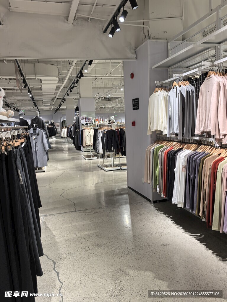 时尚服装店内部陈列展示