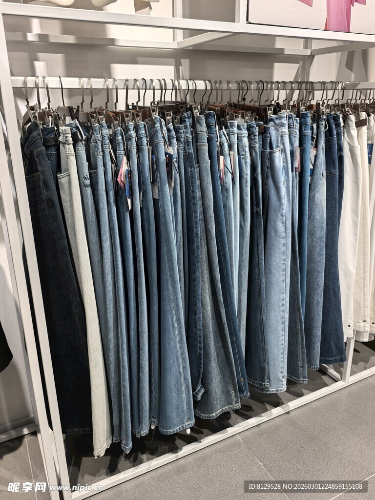 店内陈列的多样牛仔裤
