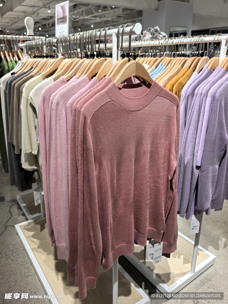 时尚衣物陈列于店铺货架