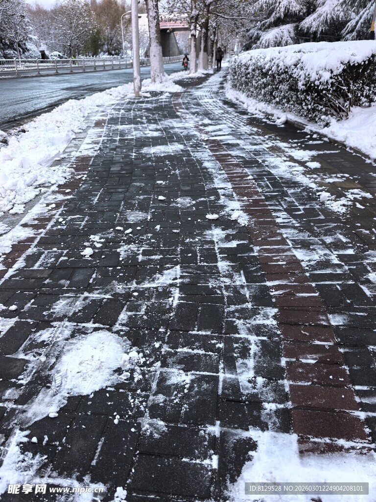 雪后街道砖路覆雪痕迹