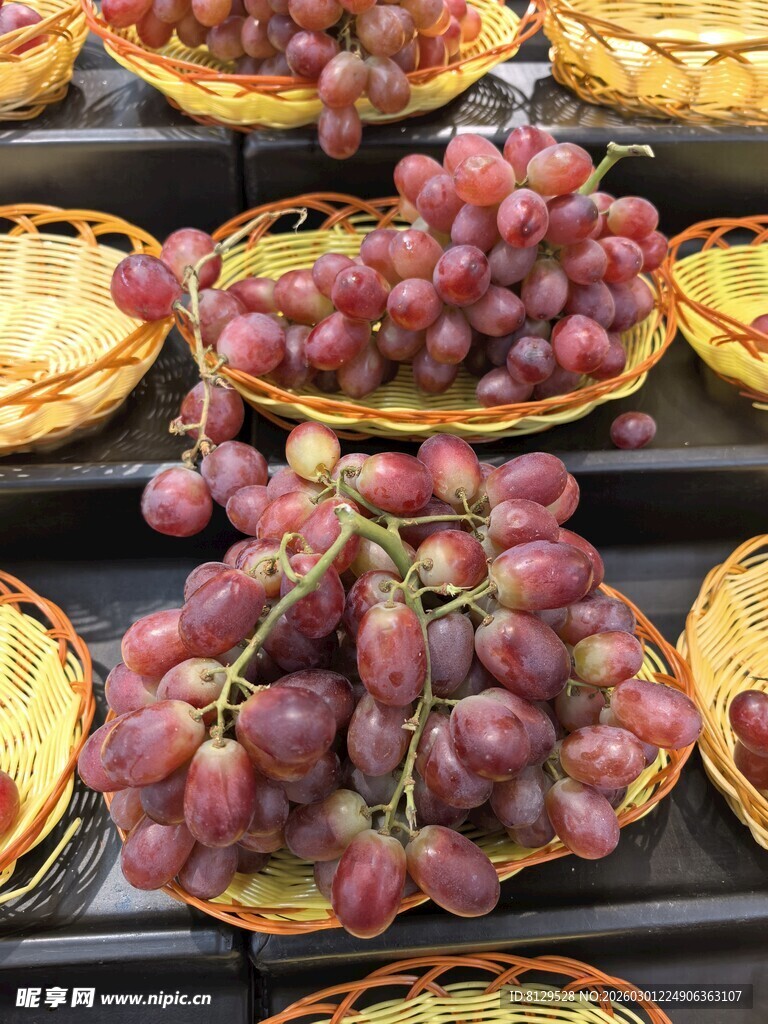 新鲜葡萄陈列在货架上