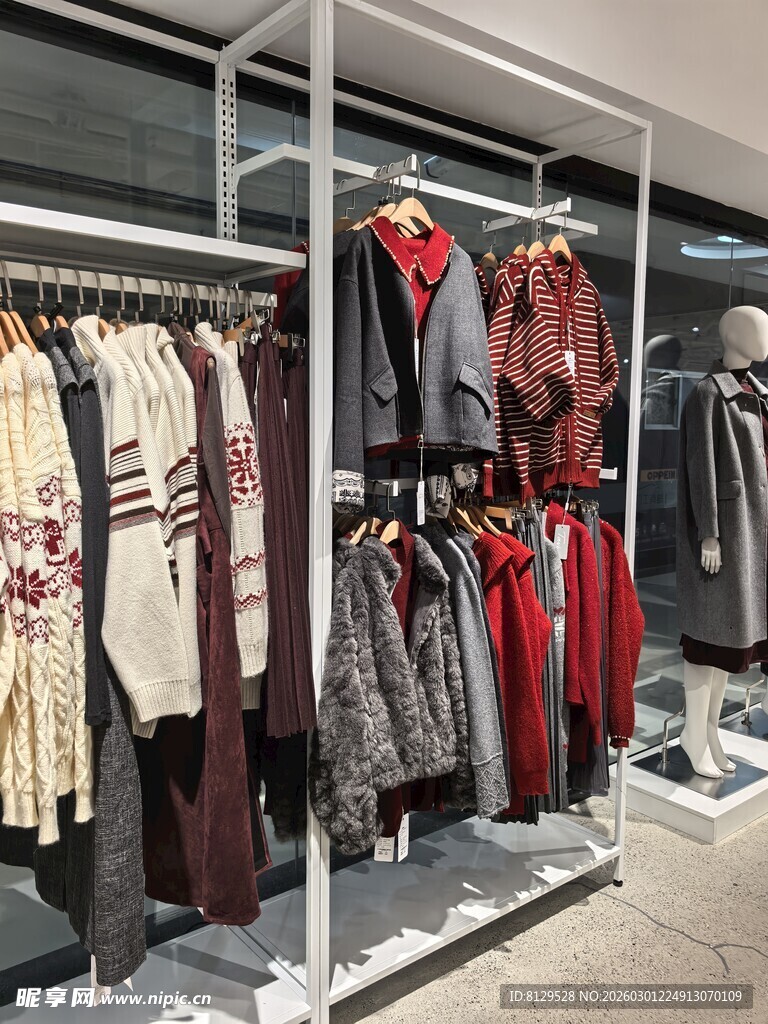 时尚服装店的多样服饰陈列