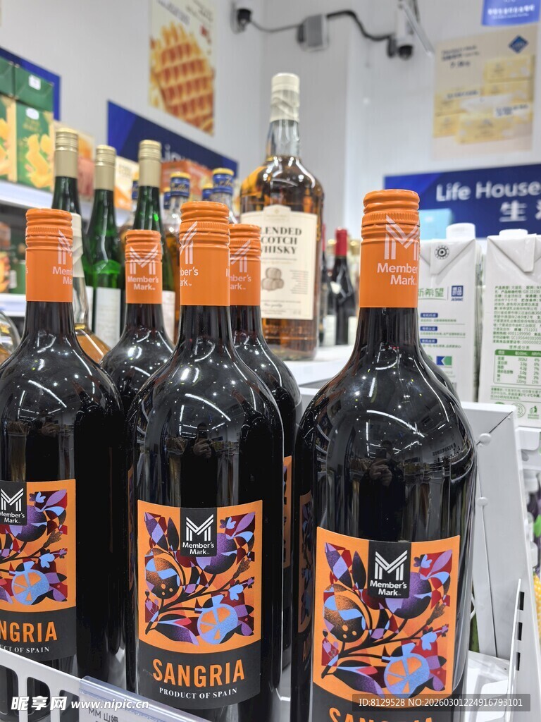 货架上的多瓶特色葡萄酒