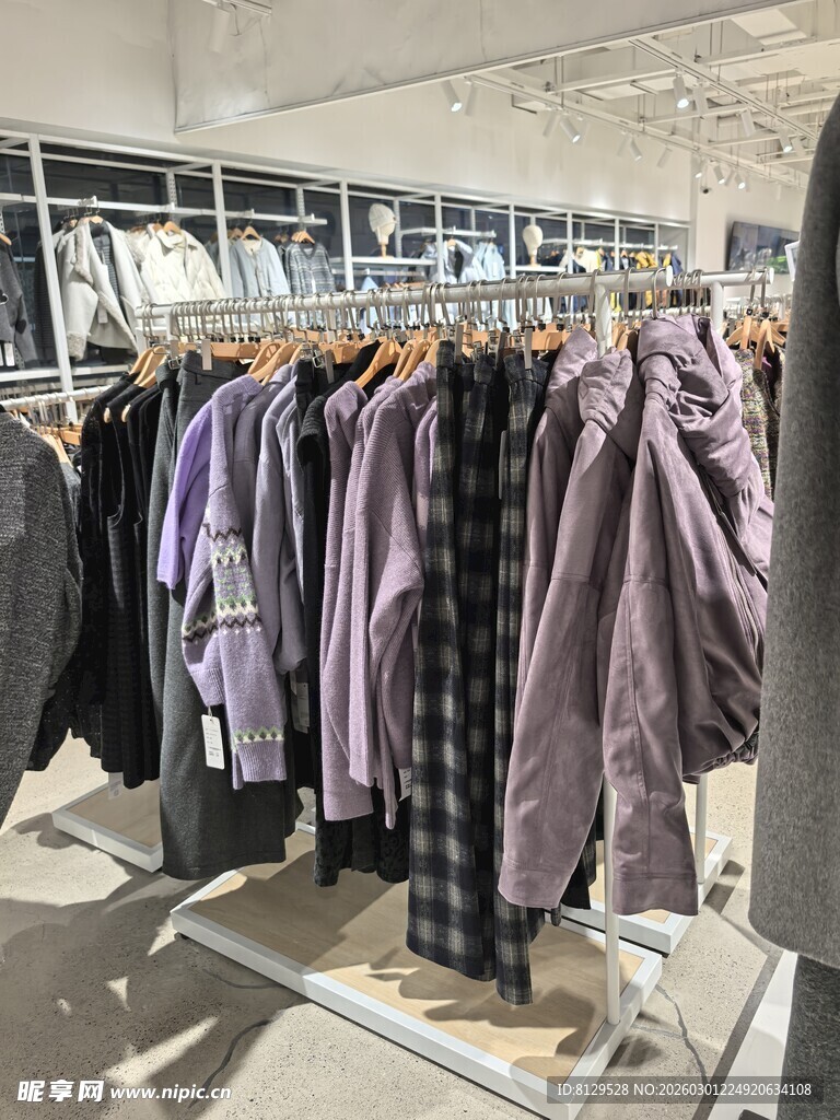 时尚服装店的多样服饰陈列