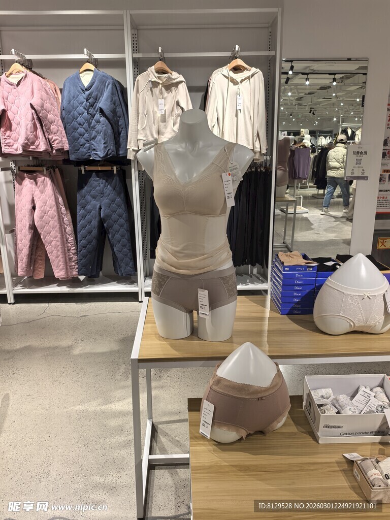 时尚内衣店陈列展示
