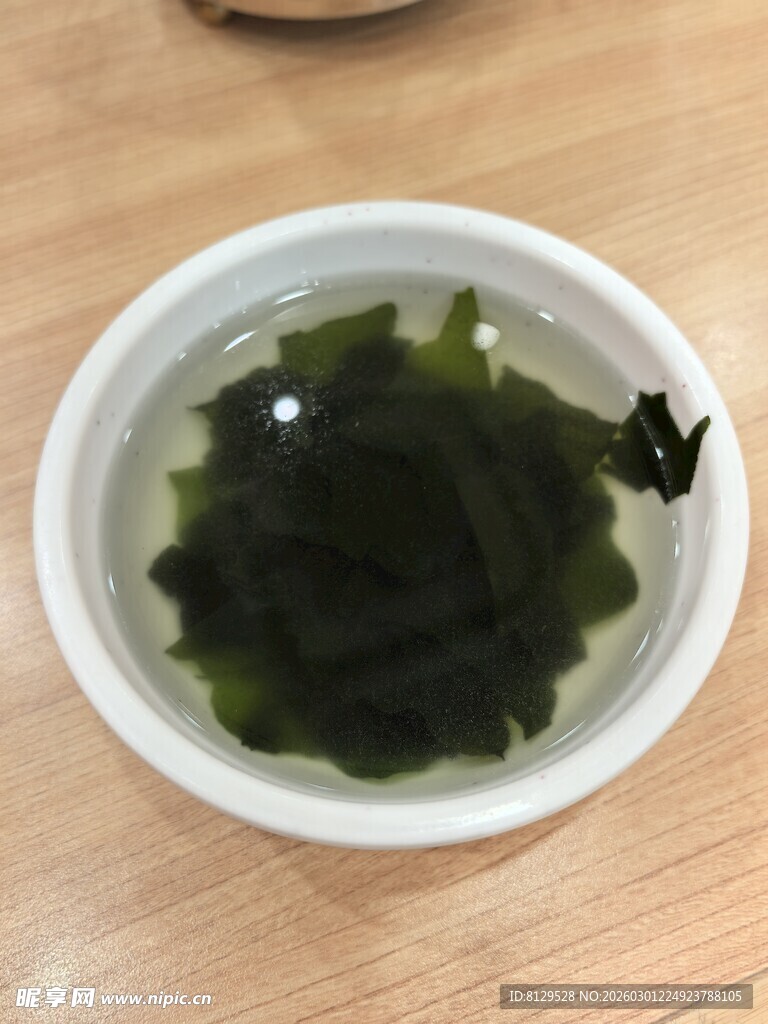 白色碗中装的新鲜海带丝