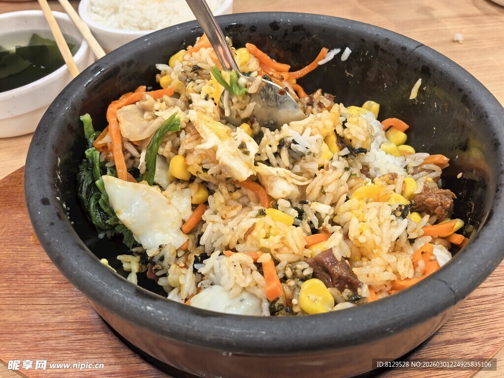 美味拌饭食材丰富诱人