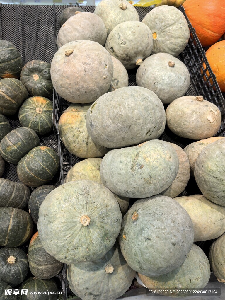 多样南瓜堆放在一起展示