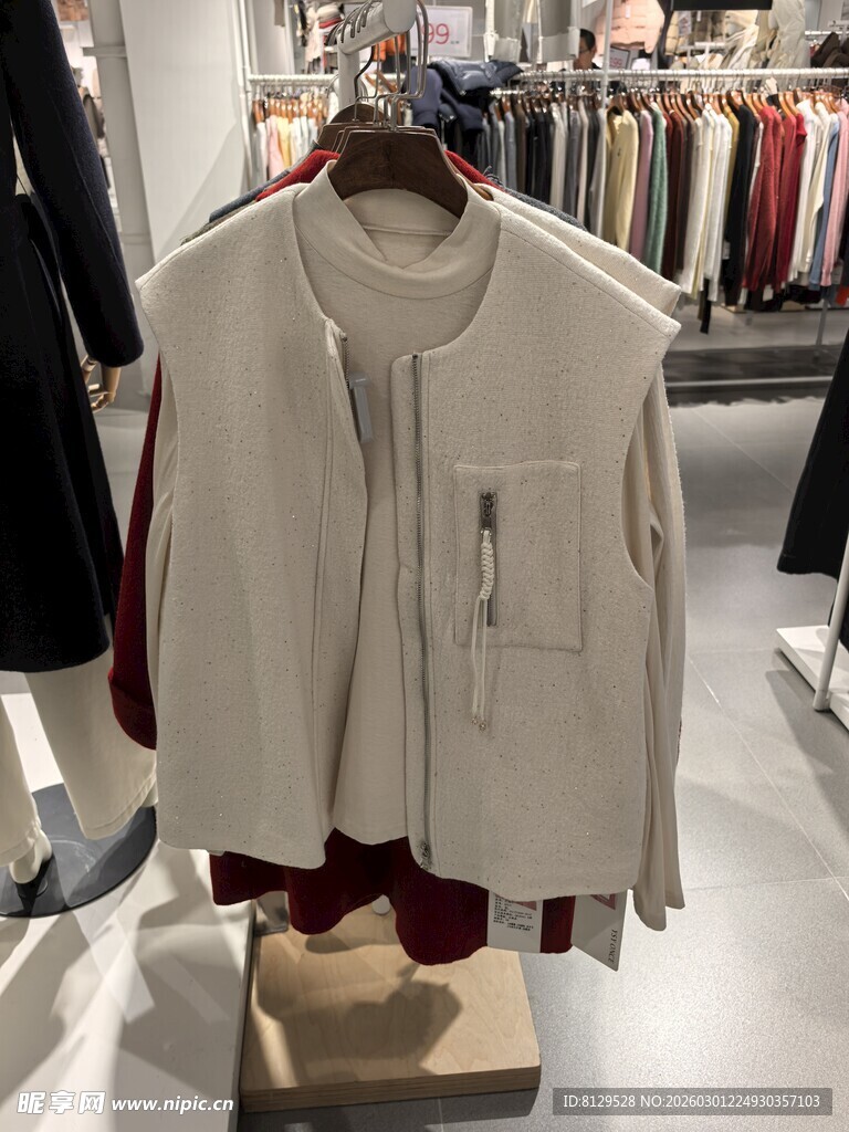 店内展示的时尚白色外套