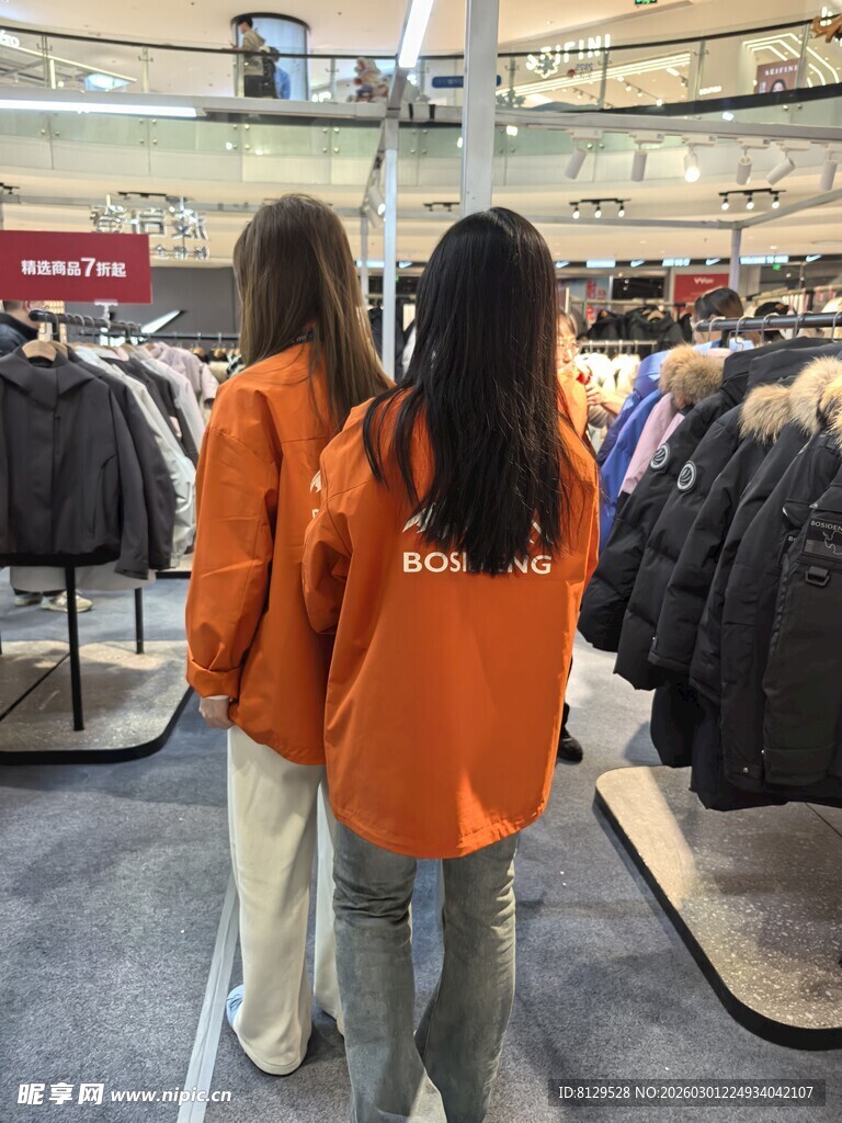 两位女子店内挑选服装