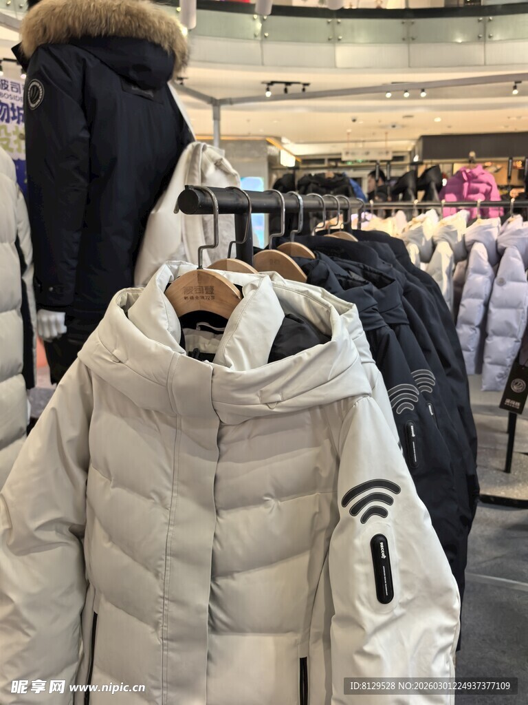 时尚保暖白色羽绒服展示
