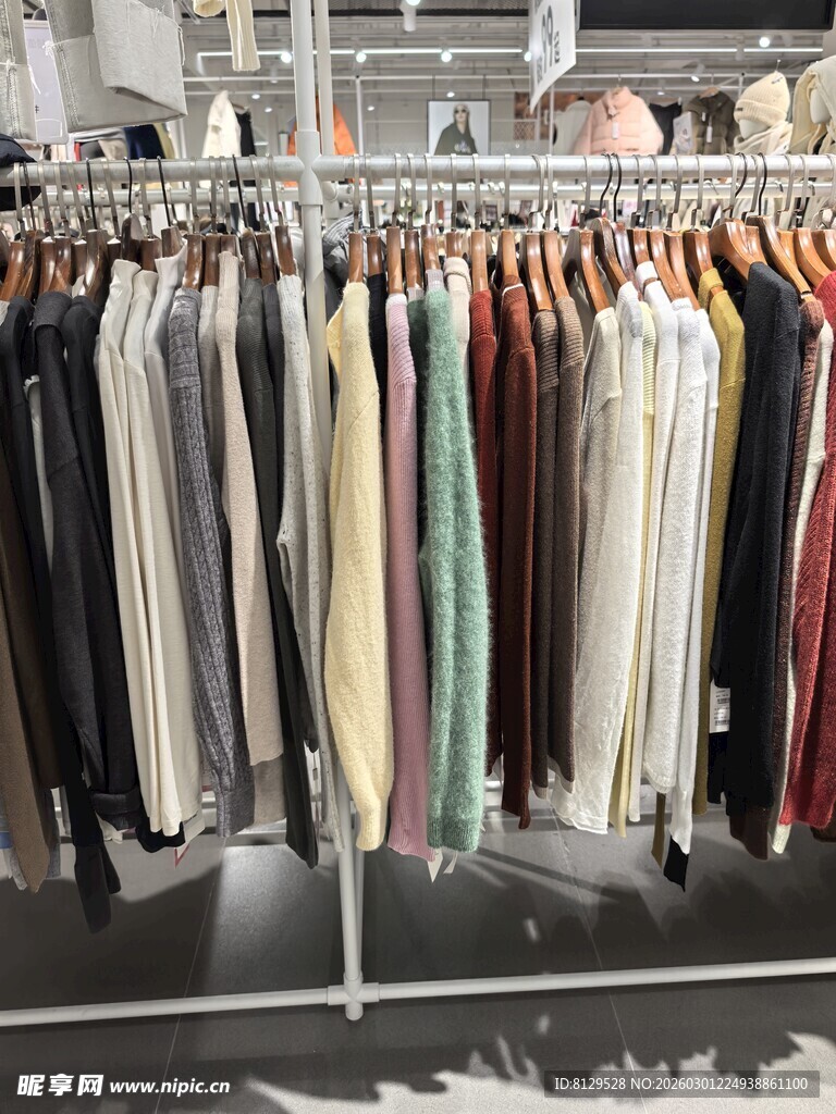 多样服饰挂于衣架展示